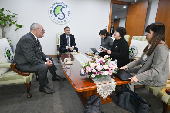 Karis speaks with Choi Ji-young, executive editor of the Korea JoongAng Daily, center right, and Estonian Ambassador to Korea Sten Schwede, second from left, at Sungkyunkwan University in Seoul on Friday. [PRESIDENTIAL OFFICE OF ESTONIA]