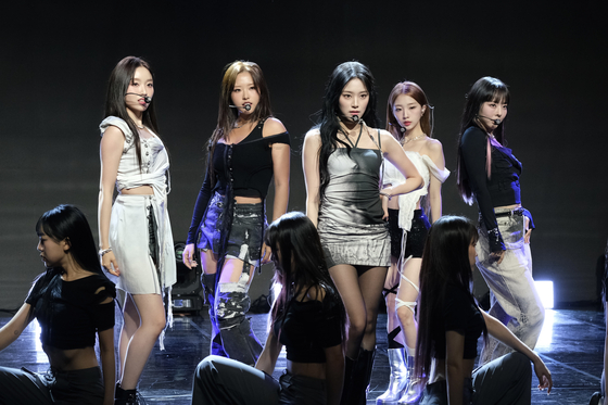 Loossemble performs its debut lead track "Sensitive" during the girl group's debut showcase held at the Ilchi Art Hall in Gangnam District, southern Seoul on Tuesday [CHO YONG-JUN]