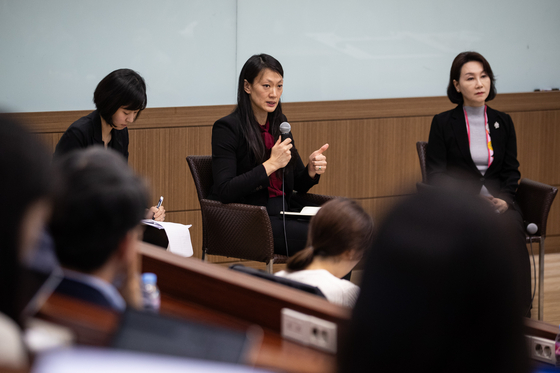 Julie Turner, the U.S. special envoy on North Korean human rights, center, and Lee Shin-wha, the ambassador for international cooperation on North Korean human rights in Seoul, right, speak with students, activists and North Korean defectors at the Korea University in Seoul on Monday. [NEWS1] 
