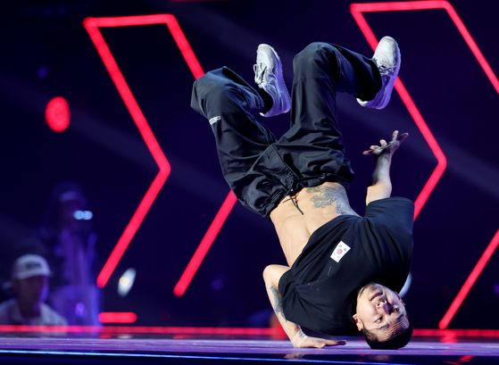 Korea's Kim "Hong 10" Hong-yul competes in the breakdancing competition at the Hangzhou Asian Games in Hangzhou, China on Oct. 7. [YONHAP]