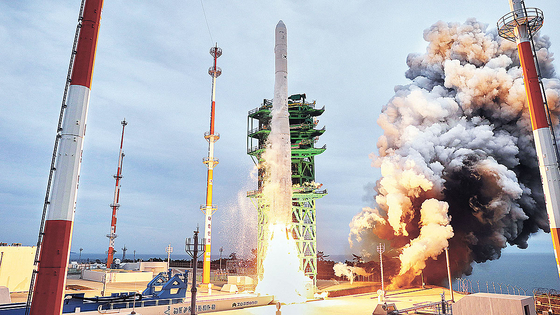 The Korea Space Launch Vehicle (KSLV-II), or Nuri, takes off from the launch pad at the Naro Space Center in Goheung County, South Jeolla, on May 25. [YONHAP]