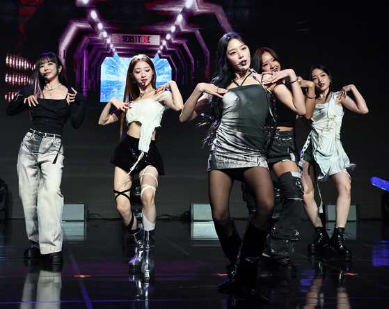 Loossemble performs its debut lead track "Sensitive" during the girl group's debut showcase held at the Ilchi Art Hall in Gangnam District, southern Seoul on Tuesday [NEWS1]