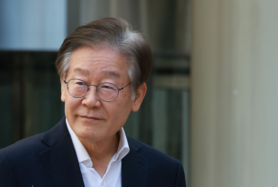 Democratic Party leader Lee Jae-myung appears at a court in Seocho-dong to attend a trial on Oct. 6. [YONHAP]
