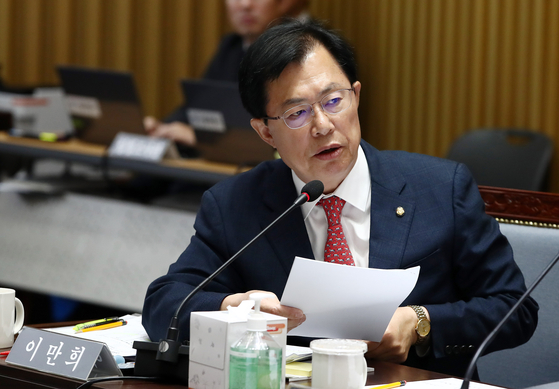 Rep. Lee Man-hee, named the People Power Party’s new secretary general, speaks during a parliamentary audit at Seoul City Hall in central Seoul Monday. [NEWS1]