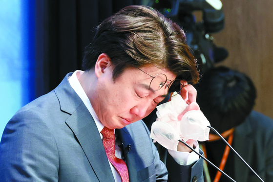 Former People Power Party (PPP) chief Lee Jun-seok holds a tearful press conference calling for his party’s reform following its by-election defeat in Gangseo District last week at the National Assembly in western Seoul on Monday. PPP Rep. Ahn Cheol-soo in turn has been leading a petition demanding Lee’s expulsion from the party. [YONHAP]
