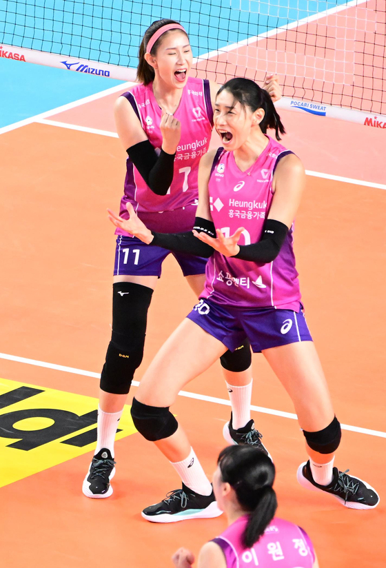 The Heungkuk Life Insurance Pink Spiders' Kim Yeon-koung, right, celebrates with Kim Su-ji during a V League game against Gimcheon Korea Expressway Hi-Pass at Gimcheon Gymnasium in Gimcheon, North Gyeongsang on Saturday. [YONHAP]