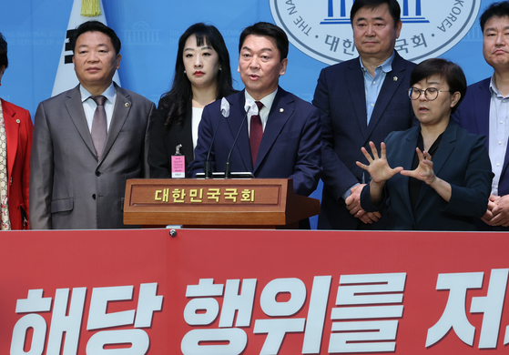 Former People Power Party (PPP) Rep. Ahn Cheol-soo, center, holds a press conference calling for the expulsion of former PPP chief Lee Jun-seok at the National Assembly in western Seoul on Monday. [NEWS1]