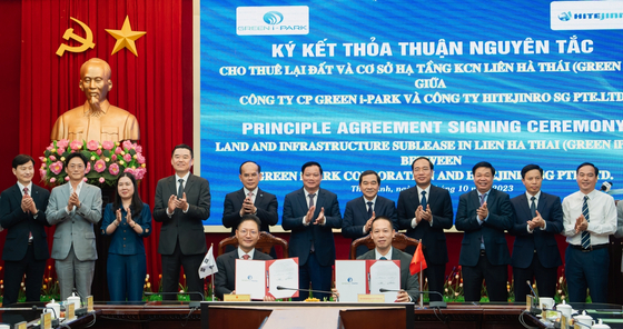 Hitejinro signed a basic land lease contract in Thai Binh Province, Vietnam, last Friday for the establishment of its inaugural overseas production facility. The event was attended by Hitejinro President Kim In-kyu and Hitejinro Singapore President Hwang Jung-ho. [HITEJINRO]