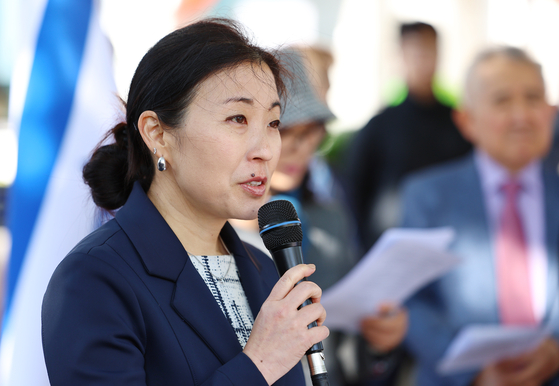 U.S. Deputy Chief of Mission in Seoul Joy Sakurai speaks in support of Israel during the rally in Seoul on Tuesday organized by the Korea-Israel Friendship Association and Israel Forum. [YONHAP] 