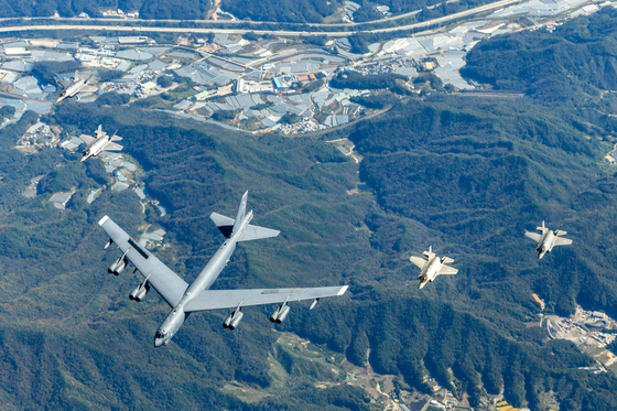 A U.S. B-52 strategic bomber flies over the Peninsula on Tuesday alongside Korean Air Force F-35A fighter jets. The B-52 landed on the Korean Peninsula for the first time when it touched down at Cheongju International Airport. The B-52 — commonly nicknamed the BUFF, or "Big Ugly Fat Fellow" — flew over Seoul as it took part in Korea’s biggest arms fair ADEX, which officially started on Tuesday at Seoul Air Base in Seongnam, Gyeonggi. [KOREA AIR FORCE]