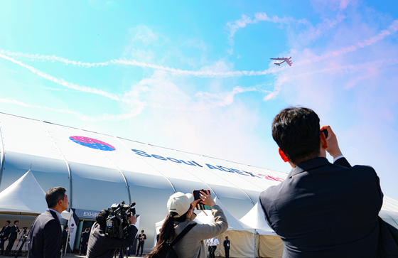 A U.S. B-52 strategic bomber flies over the Seoul Air Base in Seongnam, Gyeonggi, during the opening ceremony of the Seoul International Aerospace & Defense Exhibition (ADEX) Tuesday. [YONHAP]