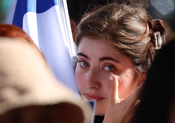An Israeli participant of the rally in Seoul on Tuesday wipes her tears as she listens to a performance of "I have no other country." [YONHAP]