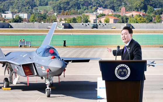 President Yoon Suk Yeol highlights Korea’s advanced defense systems in a congratulatory speech at the opening ceremony of the Seoul International Aerospace & Defense Exhibition 2023 (ADEX) at Seoul Air Base in Seongnam, Gyeonggi, on Tuesday. [JOINT PRESS CORPS]