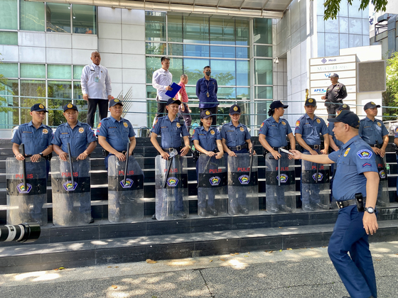 The photo is not related to the story. Policemen stand guard during a demonstration in front of the Chinese consulate office in Makati city, Philippines, on Aug. 11. [EPA/YONHAP]