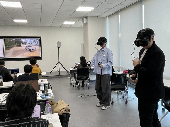 Ericsson-LG tests its private 5G network on the 28 gigahertz spectrum on immersive virtual reality content at Gwacheon, Gyeonggi, on Tuesday. [ERICSSON-LG]