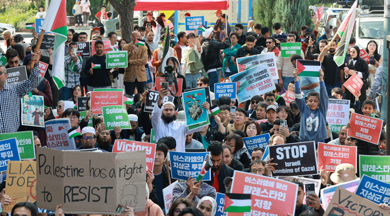A rally held in support of Palestine in Seoul on Sunday. Participants, ranging from Koreans to citizens of Egypt, Jordan and other countries in the region, uphold signs urging Israel to stop bombing Gaza. [YONHAP]