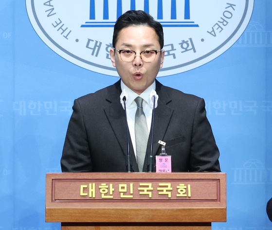 Former Gyeonggi government's employee Cho Myeong-hyeon, who claimed had run errand when the Democratic Party leader Lee Jae-myung was the governor, holds a press briefing at the National Assembly on Wednesday. Cho, who was approved by the DP earlier to stand witness during a National Assembly audit on Thurday, was denied by the DP. [YONHAP]