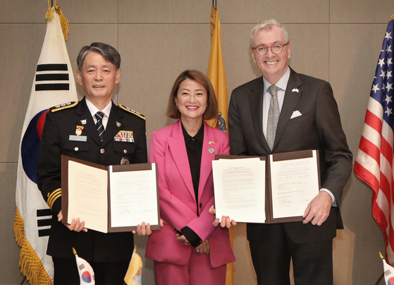 From left, Jo Ji-ho, deputy head of the National Police Agency, Ellen Park, a Korean-American New Jersey Assemblywoman, and Phil Murphy, New Jersey Governor pose for the photo after signing a memorandum of understanding on reciprocity of driver's license at Conrad Hotel in western Seoul on Wednesday. [PARK SANG-MOON]