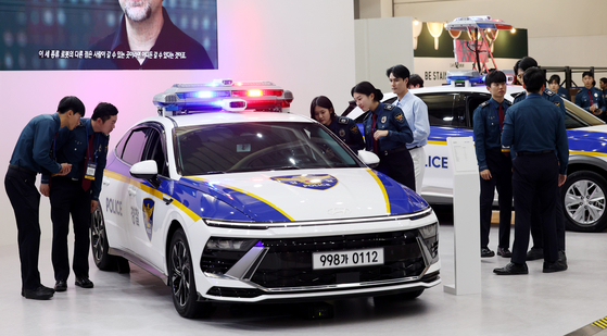Police academy cadets examine a patrol vehicle on display at the Korea Police World Expo held at Convensia in Songdo, Incheon, on Wednesday. The exhibition is being held ahead of Police Day on Saturday. During a speech celebrating Police Day, President Yoon Suk Yeol stressed the need to improve public safety, especially crimes against vulnerable people, including sexual offenses. [YONHAP]