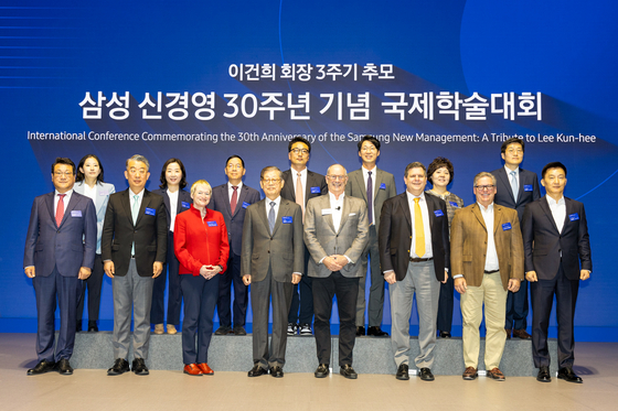 Prominent business management scholars and Ho-Am Foundation Chairman Kim Hwang-sik, fourth from front left, pose for a photo at a forum titled “International Conference Commemorating the 30th Anniversary of the Samsung New Management: A Tribute to Lee Kun-hee” held at Samsung’s Seocho building in southern Seoul on Wednesday. [SAMSUNG ELECTRONICS]