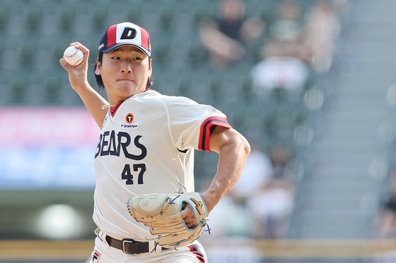Doosan's Gwak Been pitches against the KT Wiz at Jamsil Baseball Stadium in southern Seoul on Aug. 6. Gwak will start for the Bears in the first game of the Wildcard Series on Thursday, with Tanner Tully starting for the Dinos.  [YONHAP]