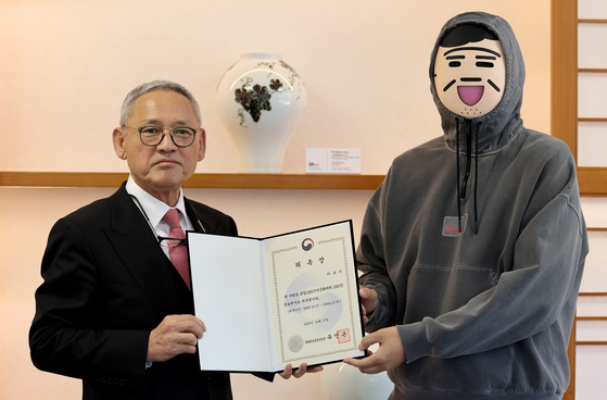 Minister of Culture, Sports and Tourism Yu In-chon, left, appoints Keykney, an illustrator, as the ministry's honorary ambassador. [NEW1]