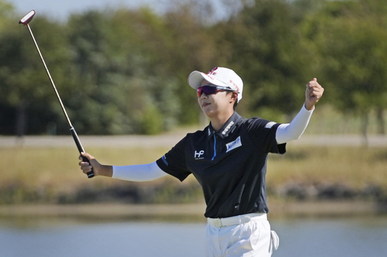 Korea's Kim Hyo-joo celebrates on the 18th hole after winning the 2023 Ascendant LPGA tournament in The Colony, Texas in October. [AP/YONHAP]