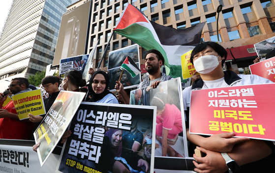 Supporters of Palestine hold a rally condemning Israel’s attacks on Gaza in front of the Israeli Embassy in Korea in Jongno, central Seoul, on Wednesday. The protest was held a day after hundreds of people, including Israeli Ambassador Akiva Tor and U.S. Deputy Chief of Mission in Seoul Joy Sakurai, attended a pro-Israel rally near Gwanghwamun Station. [YONHAP]