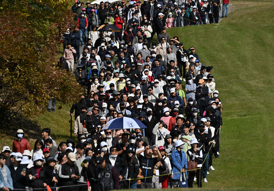 The gallery watches by the seventh hole during the final round of the 2022 BMW Ladies Championship golf tournament at Oak Valley Country Club in Wonju, Gangwon in October 2022. [AFP/YONHAP]