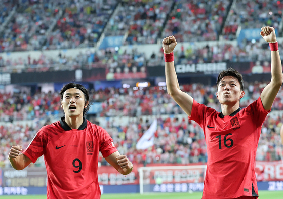 Hwang Ui-jo, right, celebrates scoring a goal with Cho Gue-sung during a friendly between Korea and El Salvador at Daejeon World Cup Stadium in Daejeon on June 20. [YONHAP]