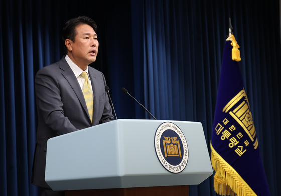 Principal Deputy National Security Adviser Kim Tae-hyo announces the details of President Yoon Suk Yeol's upcoming trip to Saudi Arabia and Qatar at the presidential office in Yongsan District, central Seoul, on Thursday. [YONHAP]