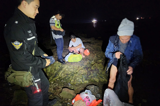 Chinese nationals taken into custody by the Korean coast guard on Oct. 3 in Boryeong, South Chungcheong, after they jumped off a boat to enter the country illegally. [KOREA COAST GUARD]