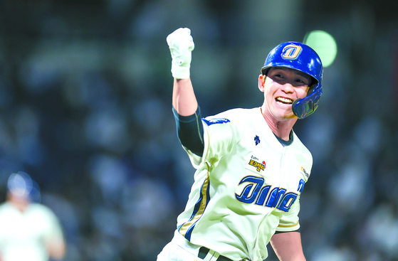 Seo Ho-cheol of the NC Dinos rounds the bases after hitting a grand slam in the fourth inning of the first game of the Wildcard Series between the Dinos and the Doosan Bears at Changwon NC Park in Changwon, South Gyeongsang on Thursday.  [YONHAP]