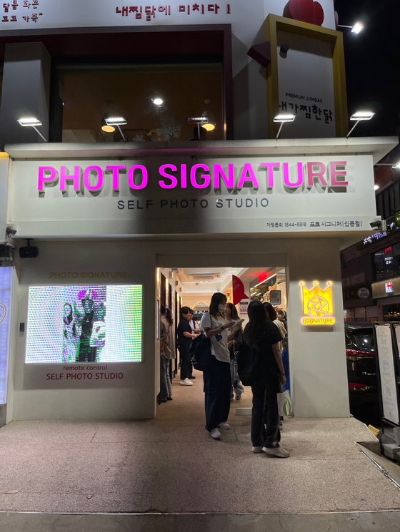Visitors line up in front of a branch of Photo Signature in Sinchon [CHLOE PUI YING SAVANNAH YU]