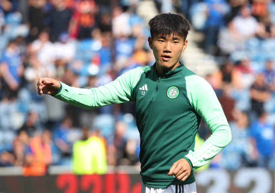 Celtic's Yang Hyun-jun warms up before a match against Rangers at the Ibrox Stadium in Glasgow, Scotland on Sept. 3.  [REUTERS/YONHAP]