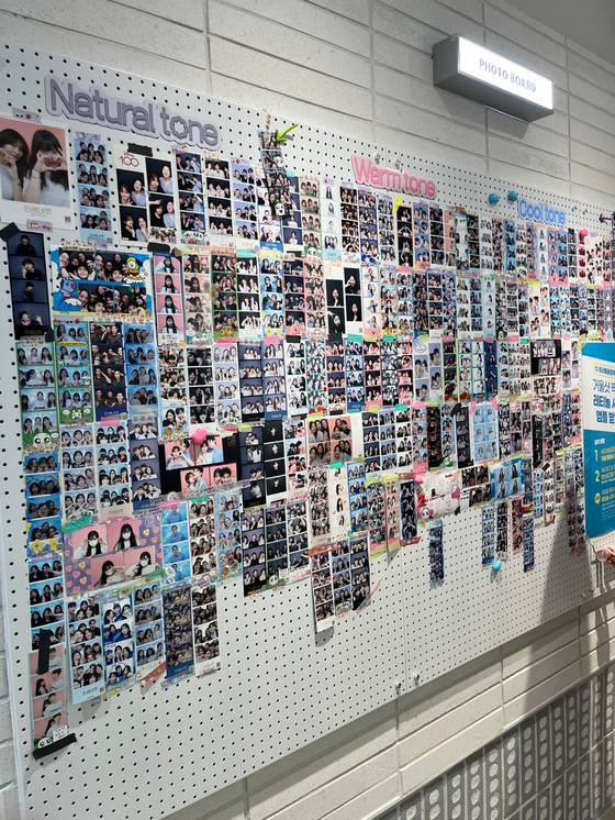 A branch of Life Four Cuts in Sinchon, western Seoul, has a wall that is full of photos taken by visitors. [CHLOE PUI YING SAVANNAH YU]