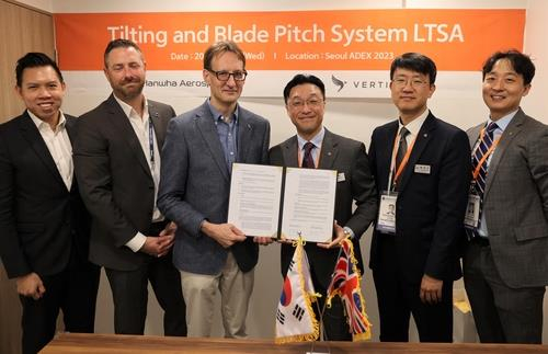 Representatives from Hanwha Aerospace and Vertical Aerospace pose for a photo during a signing ceremony for a supply deal at the Seoul ADEX in Seongnam, Gyeonggi, on Wednesday. [HANWHA AEROSPACE]