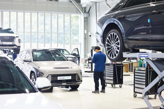 Hyundai Motor employees inspect used cars on a total of 272 evaluation items at a center in Yangsan, South Gyeongsang, Thursday. [HYUNDAI MOTOR]