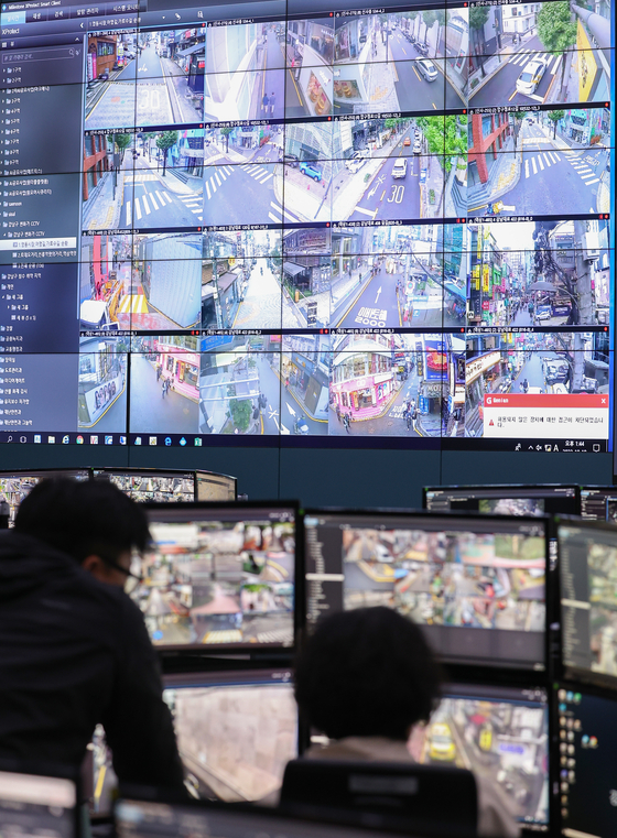 Personnel at the surveillance camera control center at the Gangnam District office in southern Seoul monitor security cameras on Thursday, 12 days before Halloween on Oct. 31. This year's Halloween marks one year since the deadly crowd crush in Itaewon, Yongsan District, central Seoul. Since opening in December 2011, the center has been overseeing more than 7,200 surveillance cameras across 22 areas within the district. [YONHAP] 