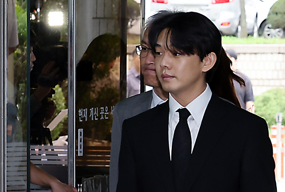 Yoo Ah-in attends a court hearing in September after prosecutors filed a request for an arrest warrant for him. [NEWS1]