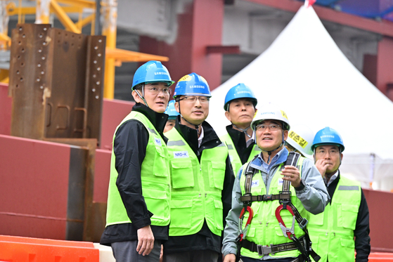 Samsung Electronics Executive Chairman Lee Jae-yong, far left, inspects the construction site of the company's semiconductor R&D complex being built in Giheung, Gyeonggi, on Thursday. [SAMSUNG ELECTRONICS]