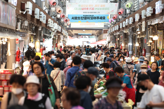 The Cheongnyangni Traditional Market in Dongdaemun District, eastern Seoul, is crowded with customers on Sept. 12. [NEWS1] 