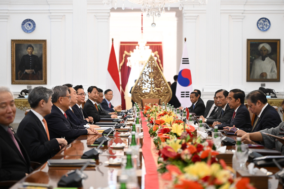 President Yoon Suk Yeol with Indonesian president Joko Widodo at a summit in Jakarta on Sept. 9. [REUTERS/YONHAP]