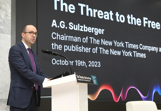 A. G. Sulzberger, chairman of The New York Times Company, gives a keynote address to students and faculty at the Seoul National University (SNU) in Gwanak District, southern Seoul, on Thursday. [PARK SANG-MOON]