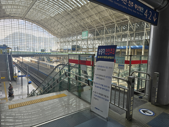Escalators at Gwangmyeong Station start operating again after a year. The sign reads “Lift in operation after flood recovery.” [JOONGANG ILBO]