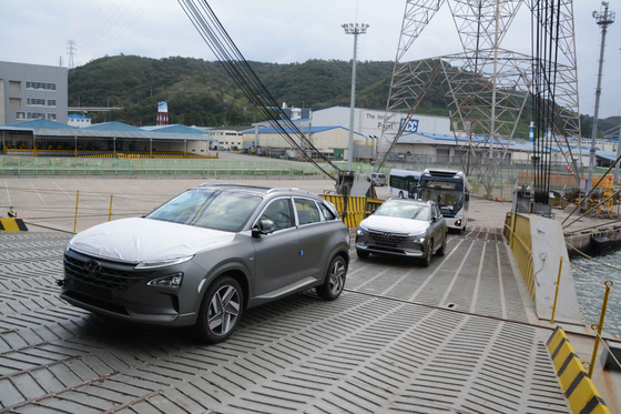 Hyundai Motor's NEXO hydrogen fuel cell SUV is shipped on a vessel headed to Saudi Arabia in 2020. [HYUNDAI MOTOR]