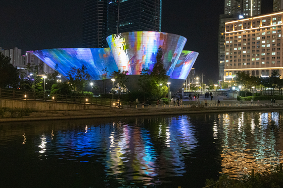 Songdo Central Park is holding a media arts festival named "all nights INCHEON Festival" until Friday. [CHOI SEUNG-PYO]