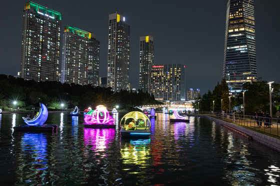 Songdo Central Park in Yeonsu District, Incheon, is pictured at night. [CHOI SEUNG-PYO]