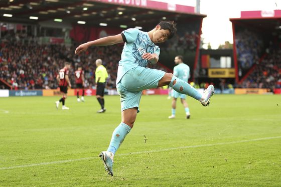 Wolverhampton Wanderers' Hwang Hee-chan rues a missed chance during a Premier League match against Bournemouth at the Vitality Stadium in Bournemouth, England on Saturday.  [AP/YONHAP]