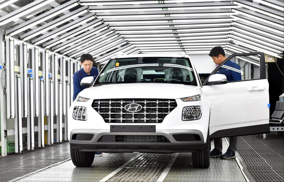 Hyundai Motor employees inspect Venue SUV at the company's manufacturing plant in Ulsan on Wednesday. [HYUNDAI MOTOR] 